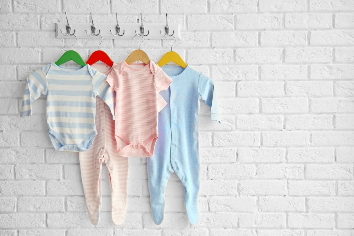 Guida per neomamme: come vestire un neonato in base alle stagioni