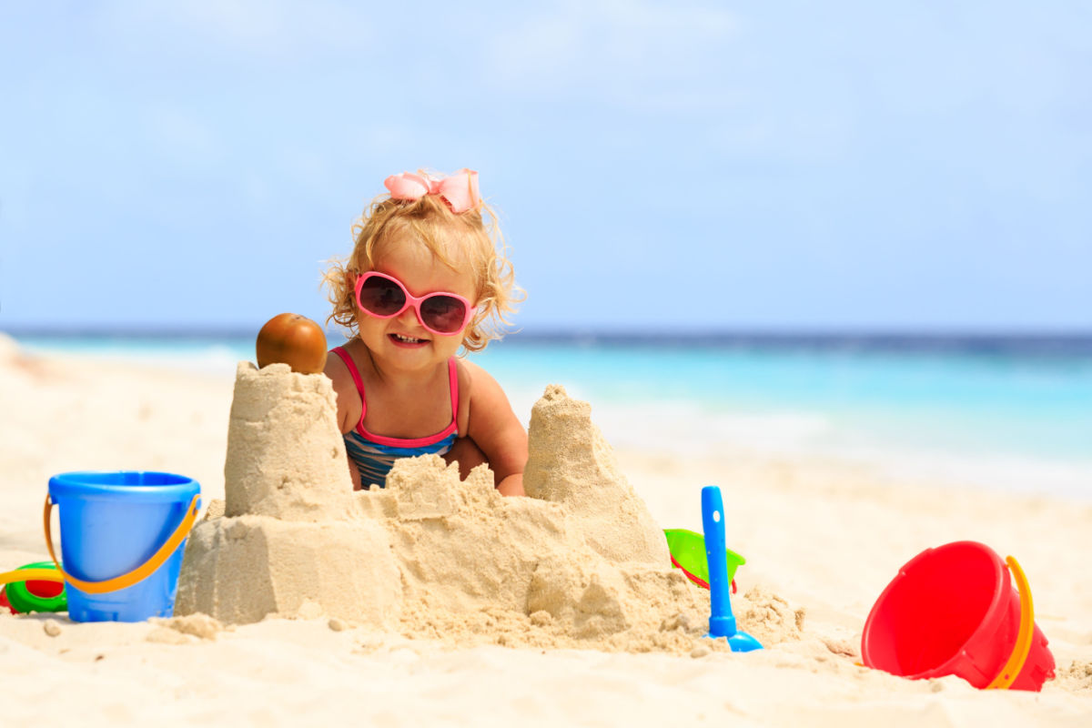 Bimbi al mare: 5 giochi da fare in spiaggia per bambini sotto i 6 anni